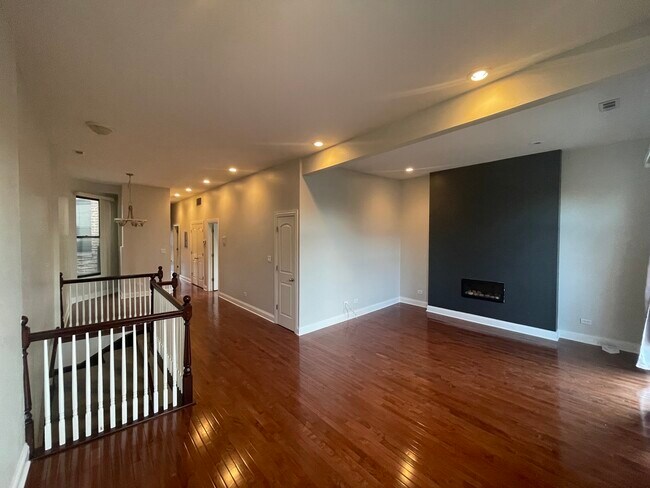 Building Photo - 469 E Bowen Ave