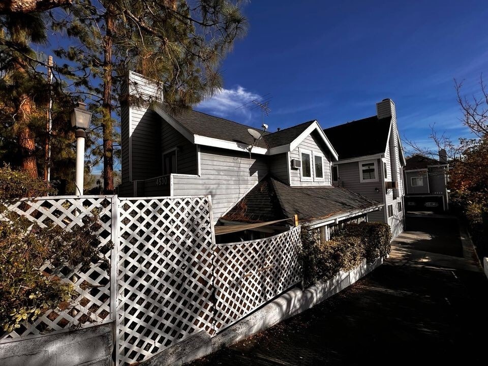 Primary Photo - 4530 Whitsett Ave