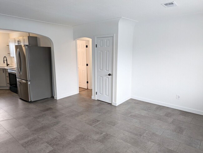 Building Photo - Newly Updated 2-Bed 2-Bath Apartment in Gr...