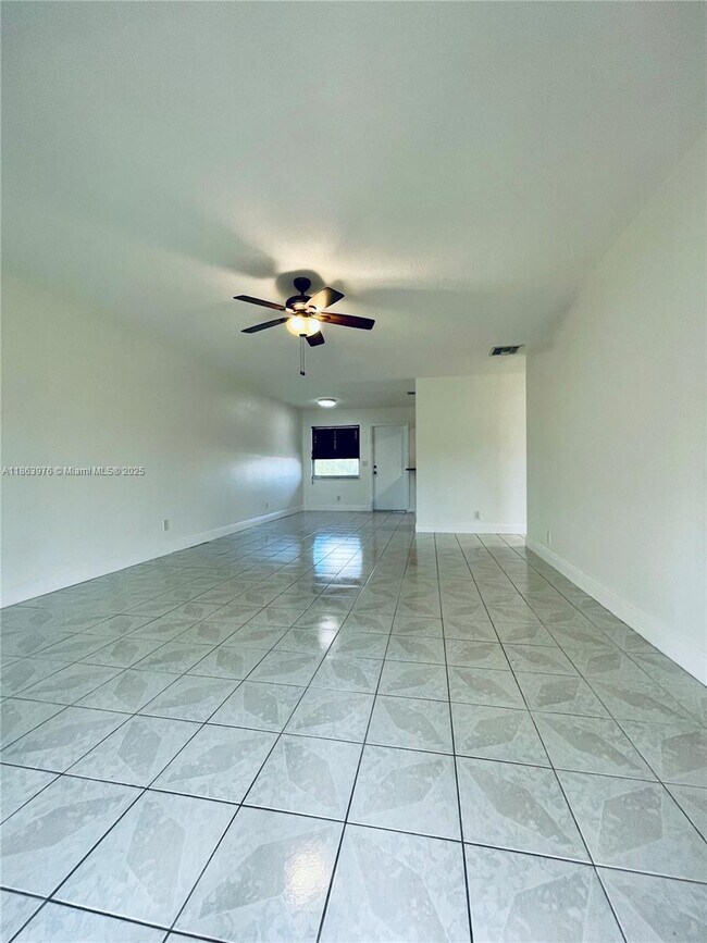 Foto del edificio - 700 Layne Blvd