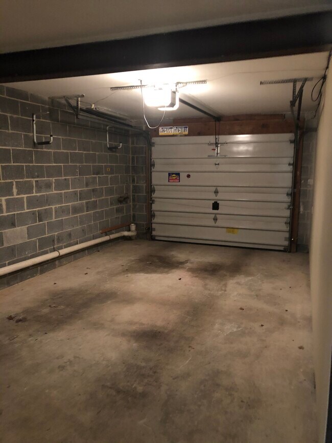 Building Photo - 16 Berger Ln