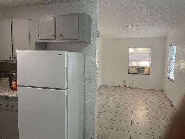Foto del edificio - 4570 Transport Rd