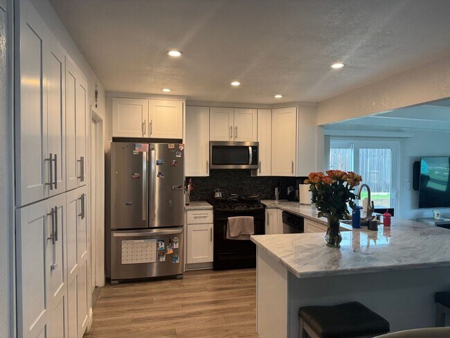 Foto del edificio - Spacious 3 Bedroom 2 Bath with a Den and Fireplace!