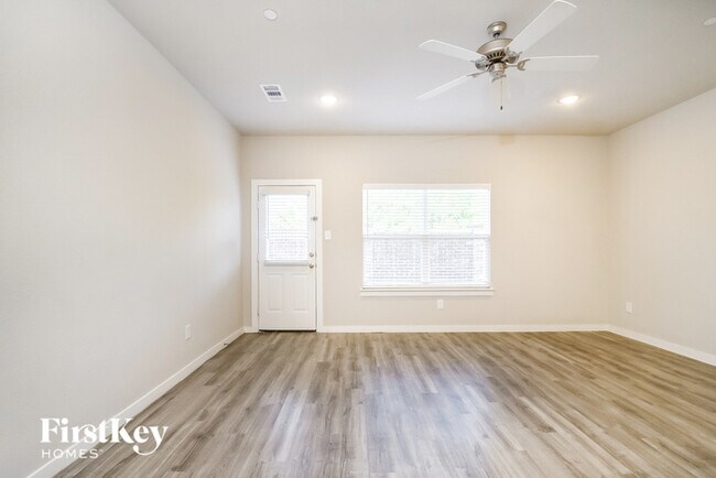 Building Photo - 615 Ava Trl