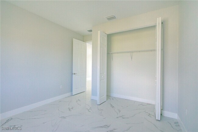 Foto del edificio - 2431 Tropicana Parkway W