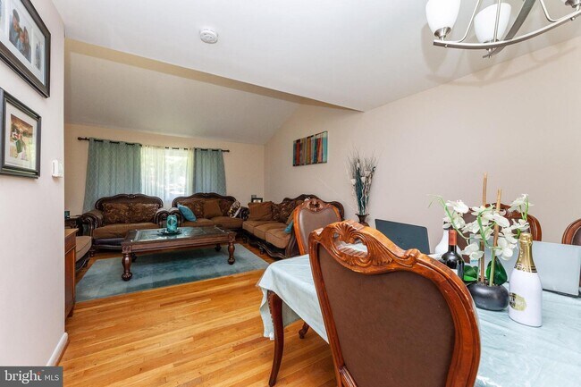 Building Photo - 10883 Lockwood Dr