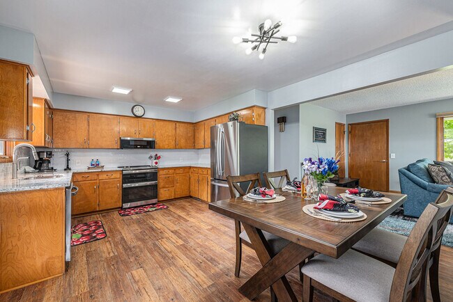 Foto del edificio - 8150 Elk Lake Rd