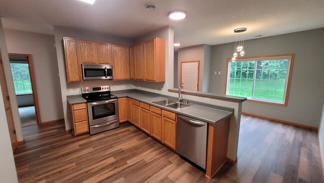 Building Photo - 8094 Stratford Cir N