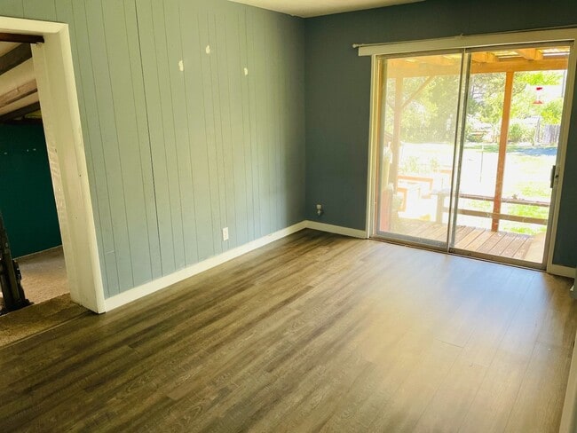 Building Photo - 420 E 500 S