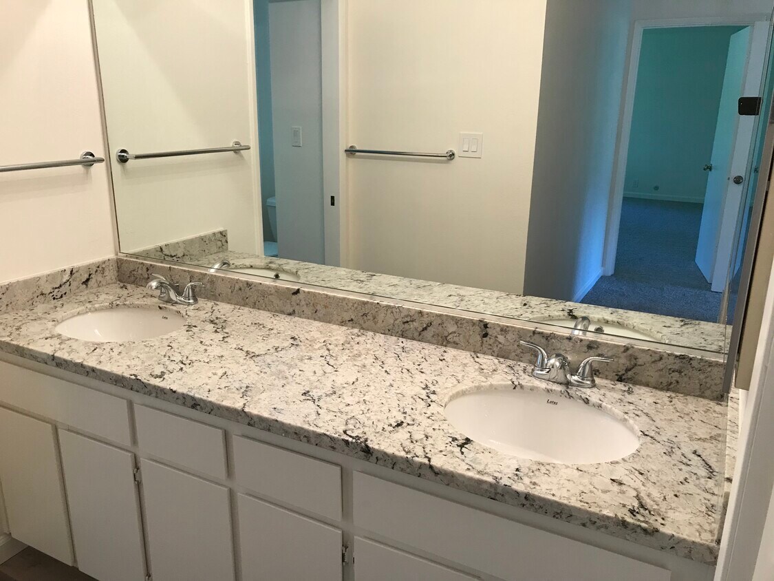 Master bath, double sinks, large shower - 1988 Yountville Cross Rd