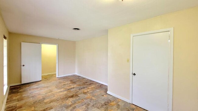 Building Photo - 2614 Tanglewood Dr