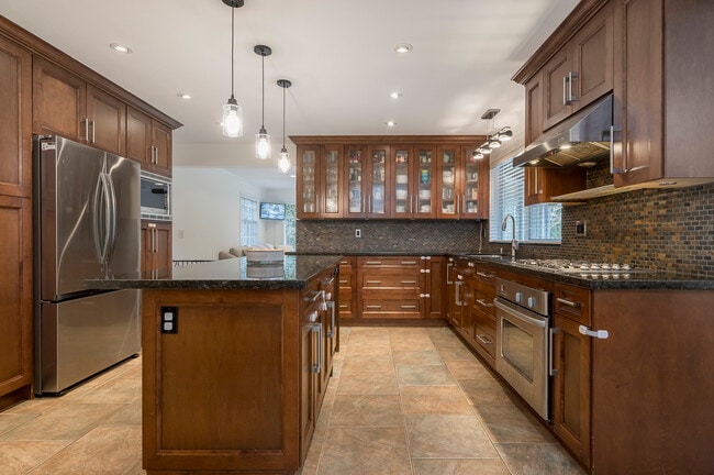 Building Photo - Executive 5 bedroom 4 bathroom Home on Pan...