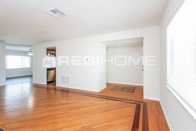 Foto del edificio - 7109 Orchid Lake Rd