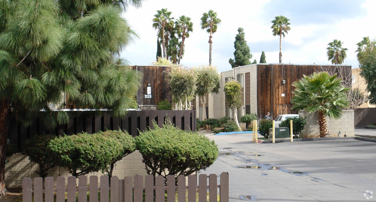Building Photo - Mollison Townhouses
