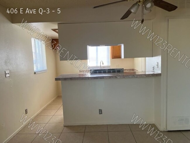 Foto del edificio - 2BD/1BTH SECOND FLOOR APARTMENT EAST PALMDALE