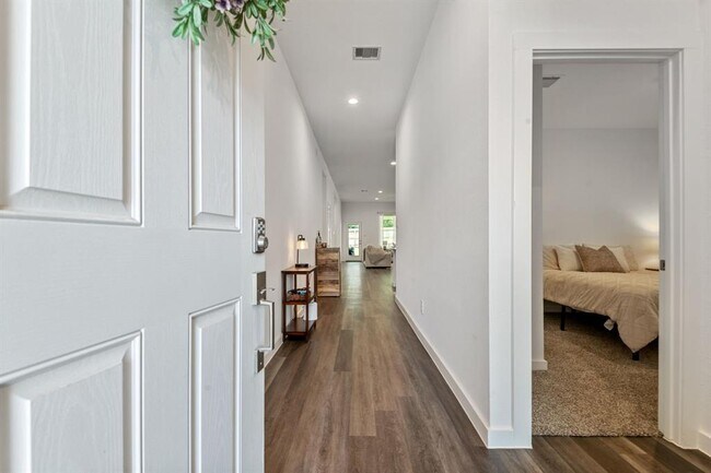 Building Photo - 560 Newcomb Holw Dr