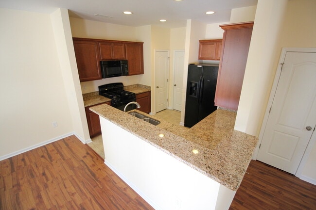 Foto del edificio - 3 Bedroom/2.5 Bath Home with Fenced-in Back Yard! Pet Friendly