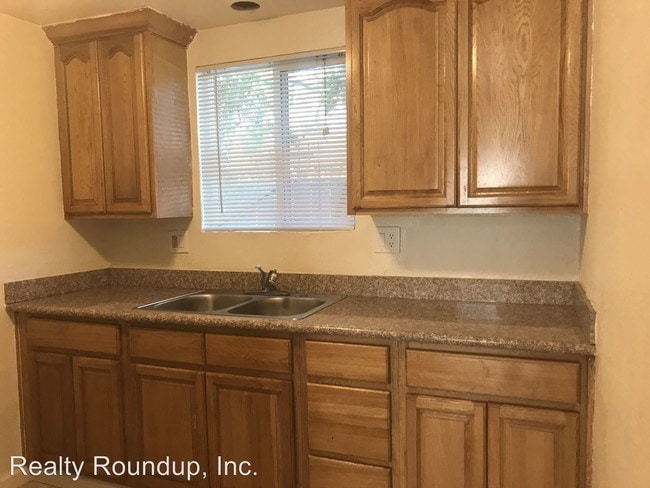 Building Photo - 702 Bedlow Dr