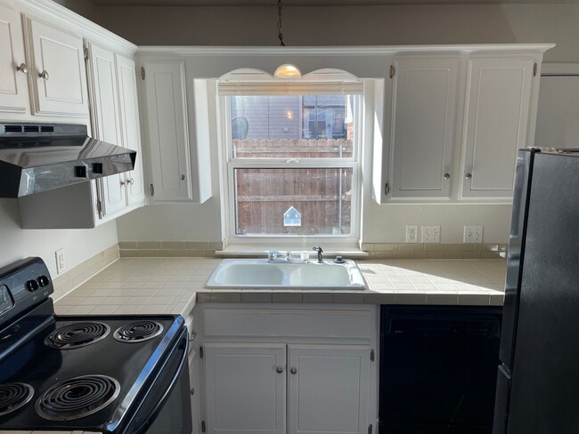 Building Photo - 1901 E Lindsey St