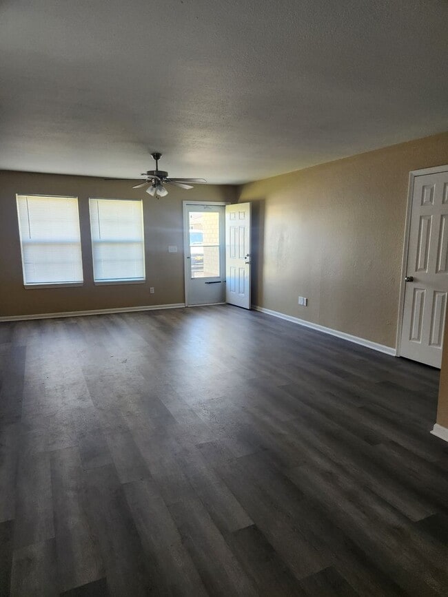 Building Photo - 2 bedroom Oak Grove