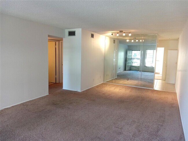 Building Photo - 2427 Rhodesian Dr