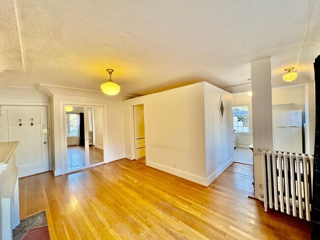 Foto del edificio - Charming Studio in the heart of Capitol Hill!!!!!
