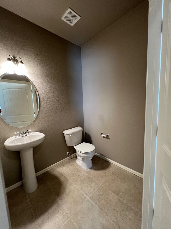 Foto del edificio - Contemporary, light-filled townhouse available for lease!