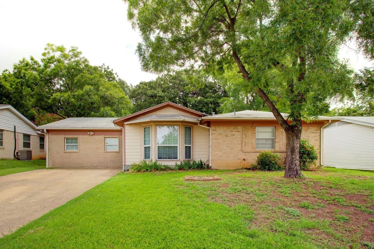 Primary Photo - Coming Mid-August! 4 Bd, 2 Ba | N. Arlington