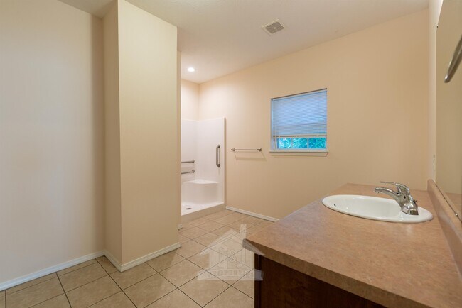 Building Photo - 1138 N Sherman Ave