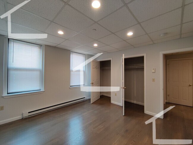 Building Photo - Avl NOW - Fully renovated garden level/ground floor 2BR