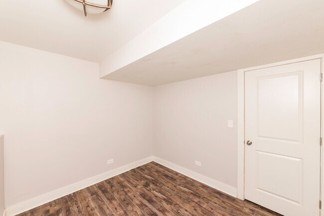 Building Photo - 1363 W Walton St