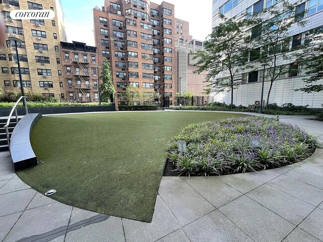 Foto del edificio - 215 E 68th St