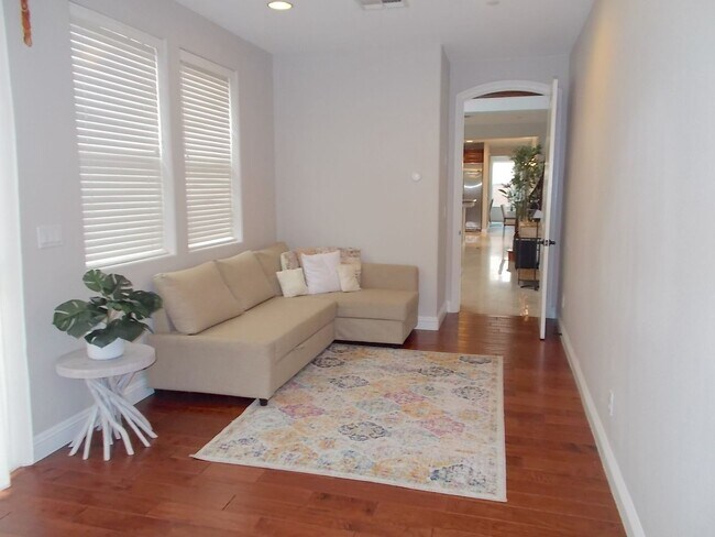 Foto del edificio - Spacious 4 Bed / 5 Bath Two-Story Home wit...