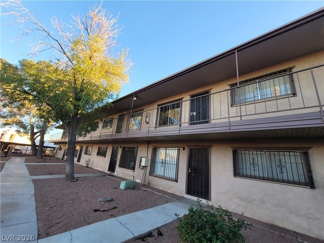 Building Photo - 615 S Royal Crest Cir