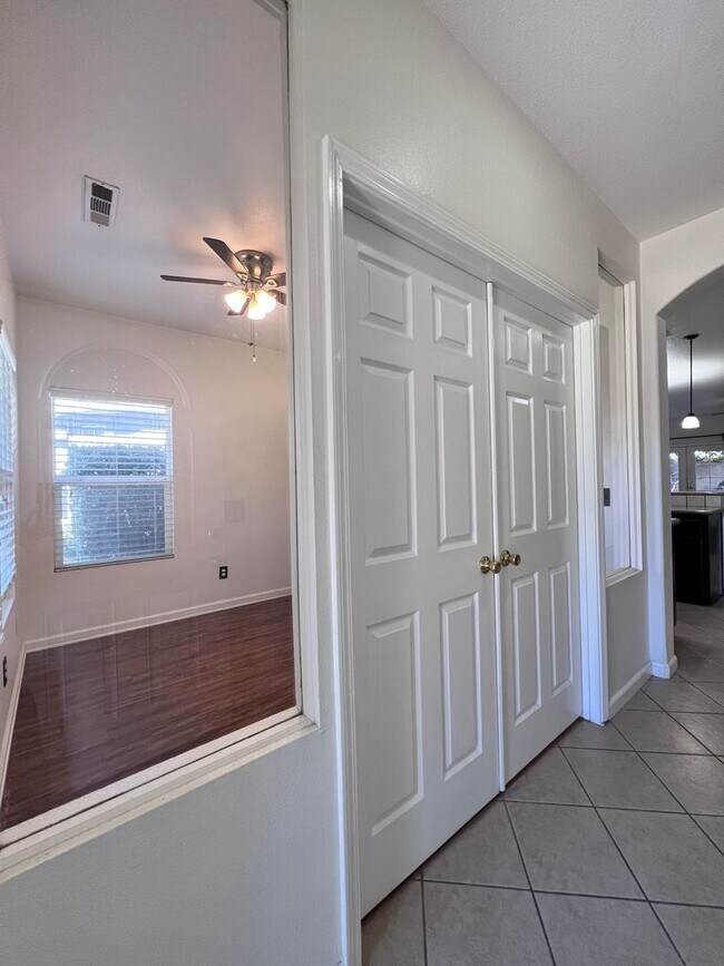 Foto del edificio - Super cute home with 3 car garage in a des...