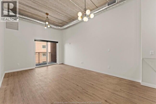 Building Photo - 3160 Meadowbrook Ln