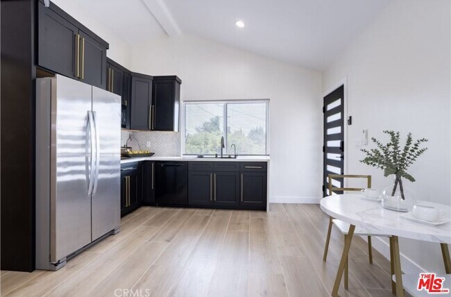 Foto del edificio - 9704 Comanche Ave