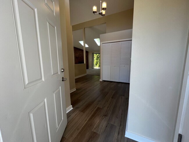 Foto del edificio - Charming One-Level 3BR Home in Desirable B...