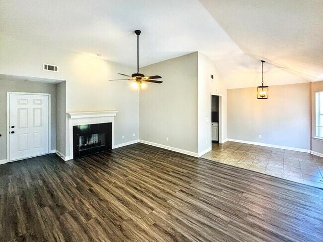Foto del edificio - 217 Shadow Creek Dr