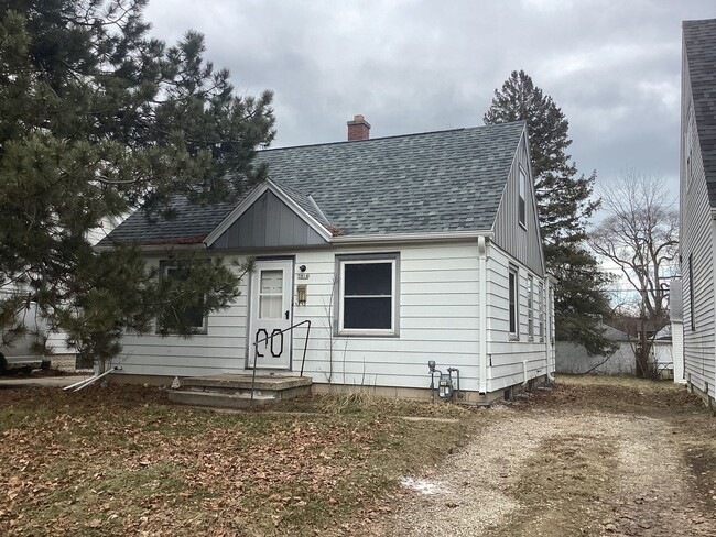 Building Photo - 2 Bedroom Single Family Home