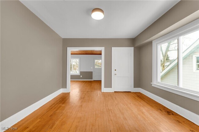 Building Photo - 10403 Russell Ave