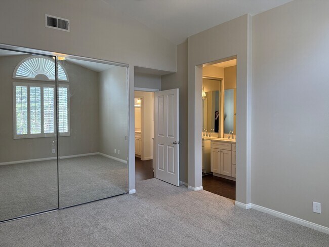 Foto del edificio - 1602 Reggio Aisle