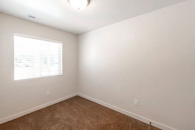 Building Photo - Beautiful 3 Story Vineyard Townhome