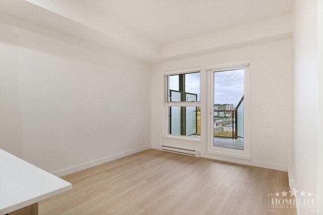 Building Photo - Fresh, Bright 1-Bedroom + Den at The Distr...