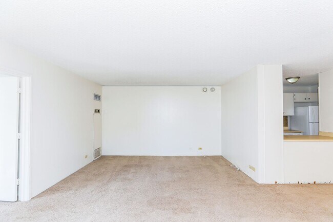 Foto del edificio - Aloha Towers - 2 bedroom, 2 bath corner unit with 1 covered parking stall