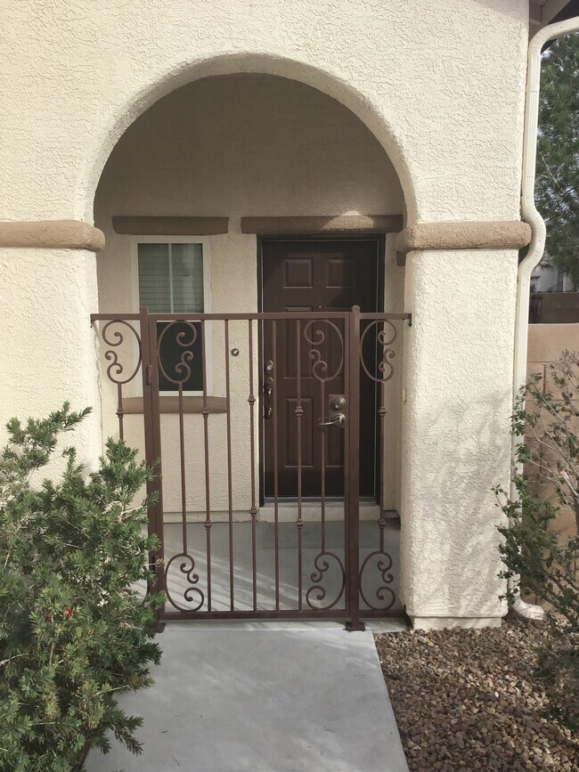 Entrada de la puerta de seguridad - 11028 Florence Hills St