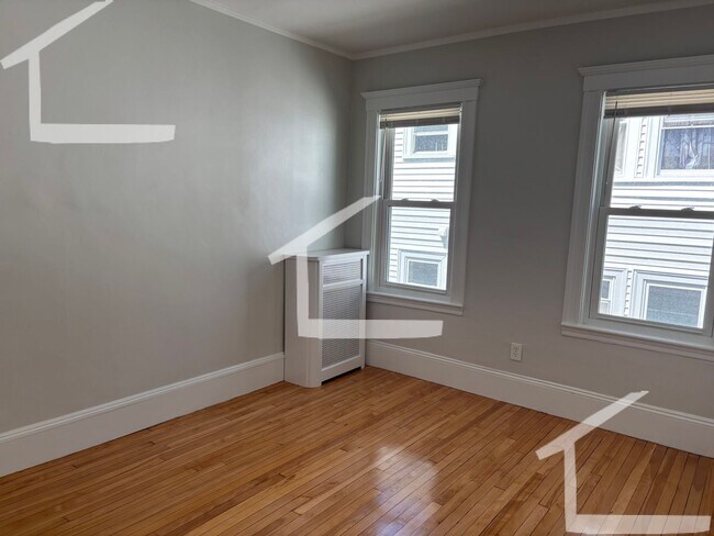 Building Photo - BIG Oak Square 4 bed/2 bath with updated k...