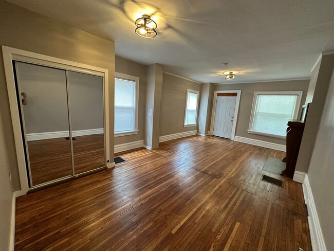 Foto del edificio - E 18th Ave 323-325 CR