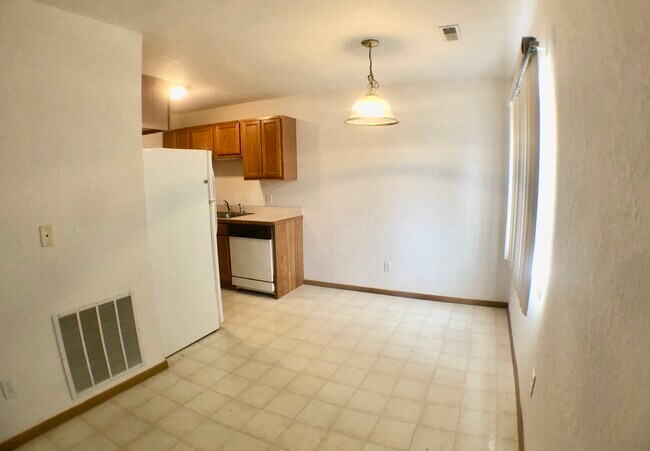 Foto del edificio - 1531 E Bellows St