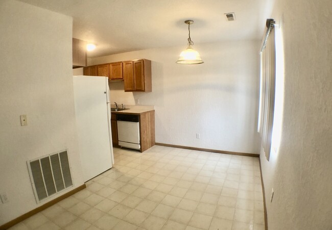 Building Photo - 1535 E Bellows St